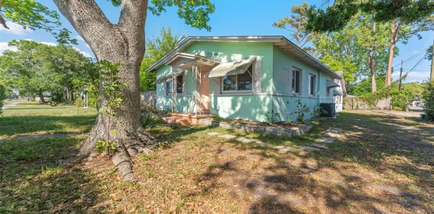 Commercial property in Gulfport, Florida 4 bedrooms, 180.97 sq.m. № 1882764