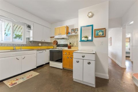 Commercial property in Gulfport, Florida 4 bedrooms, 180.97 sq.m. № 1882764 - photo 8