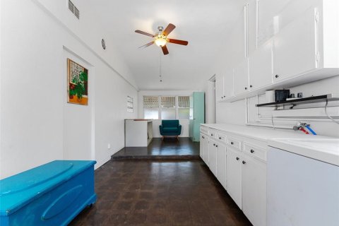 Commercial property in Gulfport, Florida 4 bedrooms, 180.97 sq.m. № 1882764 - photo 17