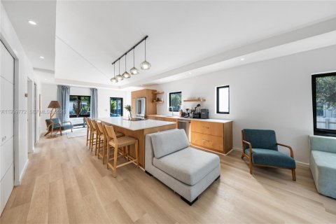 House in Miami, Florida 3 bedrooms, 109.44 sq.m. № 1996888 - photo 11