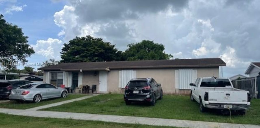 Дом в Хомстед, Флорида 4 спальни, 131.55м2 № 2039640