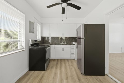 Villa ou maison à louer à Miami, Floride: 2 chambres, 138.61 m2 № 2024522 - photo 2