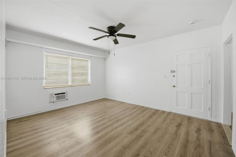 Villa ou maison à louer à Miami, Floride: 2 chambres, 138.61 m2 № 2024522 - photo 4