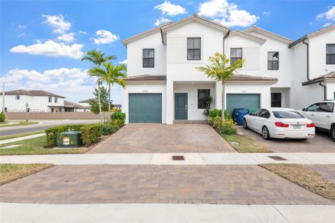 Townhouse in Miami, Florida 3 bedrooms, 157.47 sq.m. № 2041972 - photo 3