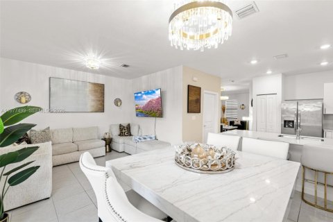 Townhouse in Miami, Florida 3 bedrooms, 157.47 sq.m. № 2041972 - photo 5