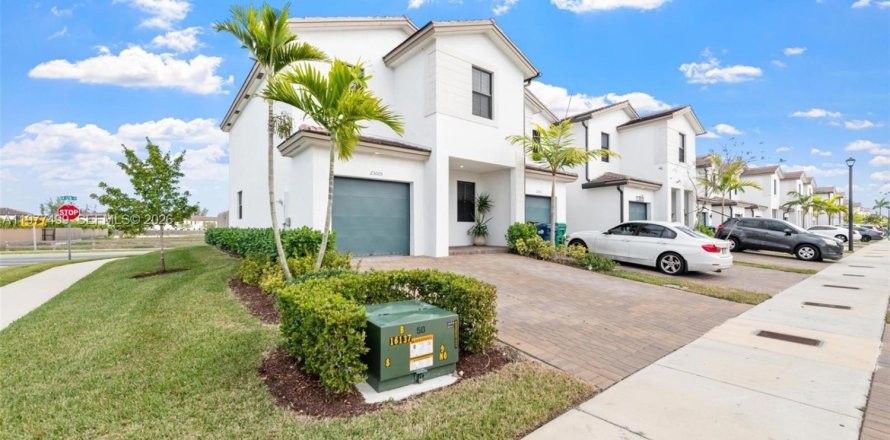 Townhouse in Miami, Florida 3 bedrooms, 157.47 sq.m. № 2041972