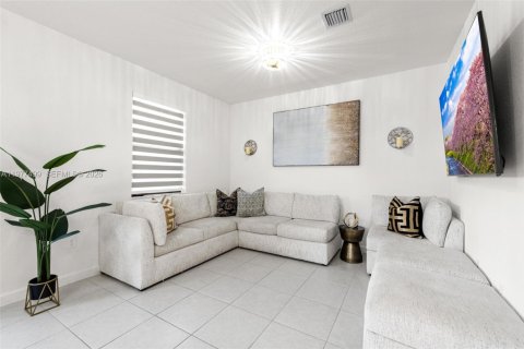 Townhouse in Miami, Florida 3 bedrooms, 157.47 sq.m. № 2041972 - photo 6