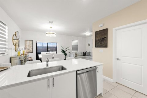Townhouse in Miami, Florida 3 bedrooms, 157.47 sq.m. № 2041972 - photo 7