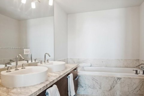 Copropriété à louer à Miami, Floride: 2 chambres, 120.12 m2 № 1891709 - photo 18