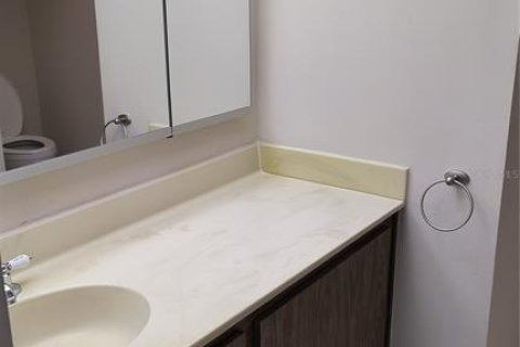 Condo in Belleair, Florida, 2 bedrooms  № 1918362 - photo 11