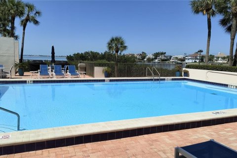 Condo in Belleair, Florida, 2 bedrooms  № 1918362 - photo 15