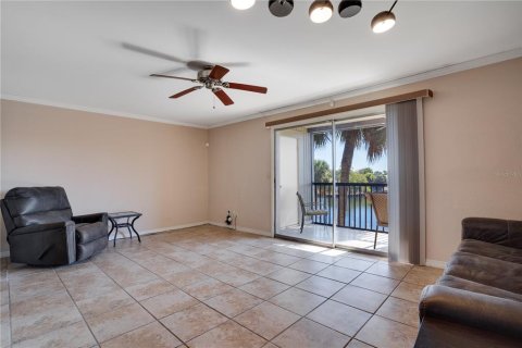 Condo in Tampa, Florida, 2 bedrooms № 2157129 - photo 10