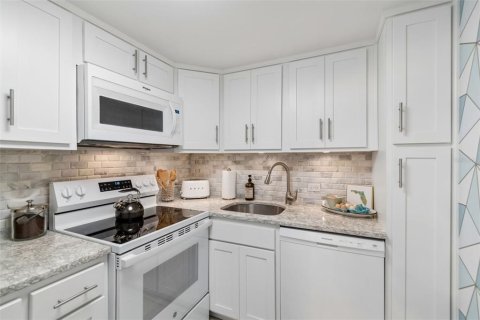 Condo in Tampa, Florida, 1 bedroom № 2393873 - photo 5