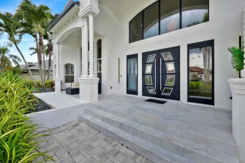 House in Cape Coral, Florida 4 bedrooms, 540.13 sq.m. № 1869620 - photo 10