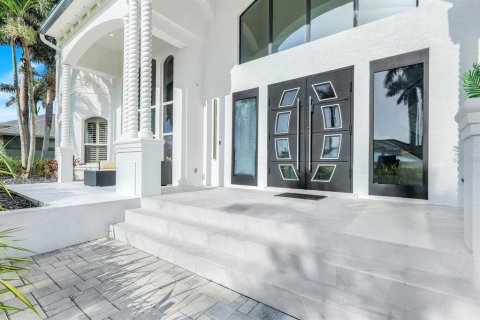 House in Cape Coral, Florida 4 bedrooms, 540.13 sq.m. № 1869620 - photo 8
