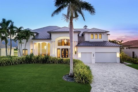 House in Cape Coral, Florida 4 bedrooms, 540.13 sq.m. № 1869620 - photo 2