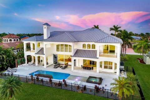 House in Cape Coral, Florida 4 bedrooms, 540.13 sq.m. № 1869620 - photo 1