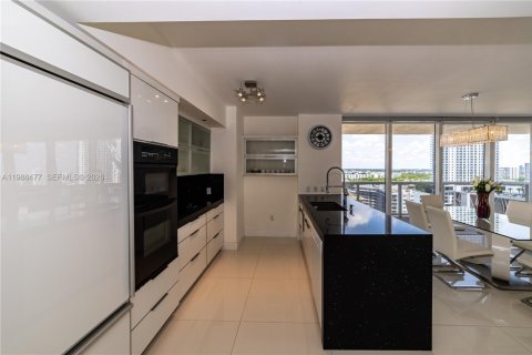 Condo in Hallandale Beach, Florida, 2 bedrooms  № 2053049 - photo 13