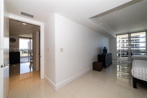 Condo in Hallandale Beach, Florida, 2 bedrooms  № 2053049 - photo 25