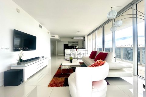 Condo in Hallandale Beach, Florida, 2 bedrooms  № 2053049 - photo 10