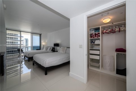 Condo in Hallandale Beach, Florida, 2 bedrooms  № 2053049 - photo 20