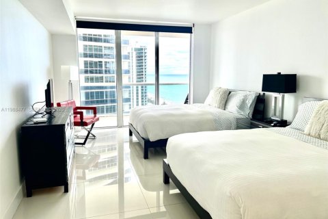 Condo in Hallandale Beach, Florida, 2 bedrooms  № 2053049 - photo 24