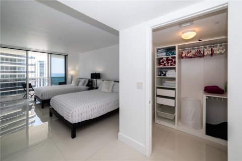 Condo in Hallandale Beach, Florida, 2 bedrooms  № 2053049 - photo 22