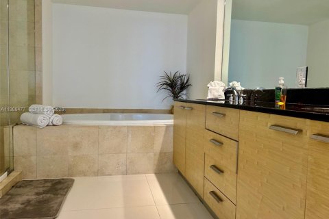 Condo in Hallandale Beach, Florida, 2 bedrooms  № 2053049 - photo 30