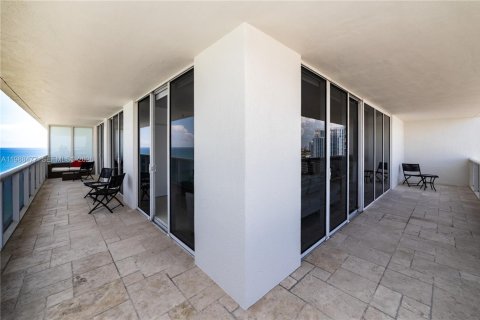 Condo in Hallandale Beach, Florida, 2 bedrooms  № 2053049 - photo 2