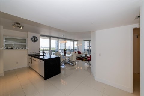 Condo in Hallandale Beach, Florida, 2 bedrooms  № 2053049 - photo 14