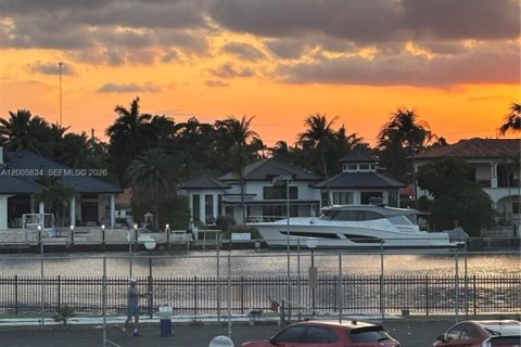Copropriété à louer à Hallandale Beach, Floride: 3 chambres, 125.42 m2 № 2070023 - photo 16