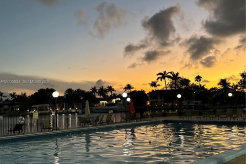 Copropriété à louer à Hallandale Beach, Floride: 3 chambres, 125.42 m2 № 2070023 - photo 12