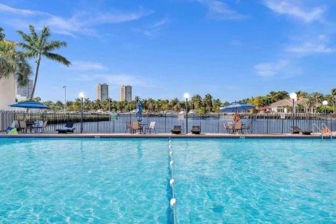 Condo à Hallandale Beach, Floride, 3 chambres  № 2070023