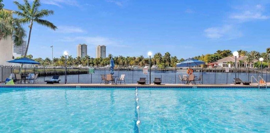 Condo à Hallandale Beach, Floride, 3 chambres  № 2070023