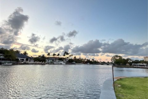 Copropriété à louer à Hallandale Beach, Floride: 3 chambres, 125.42 m2 № 2070023 - photo 13