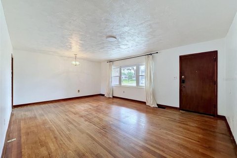 House in Tampa, Florida 3 bedrooms, 118.17 sq.m. № 2114473 - photo 11