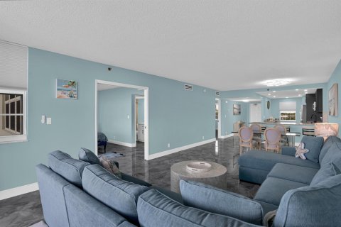Condo in Pompano Beach, Florida, 2 bedrooms  № 2278955 - photo 15