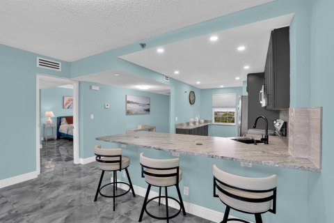 Condo in Pompano Beach, Florida, 2 bedrooms  № 2278955 - photo 9