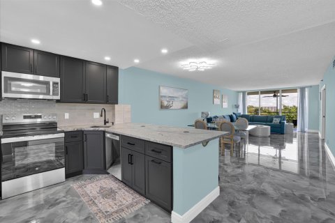 Condo in Pompano Beach, Florida, 2 bedrooms  № 2278955 - photo 5