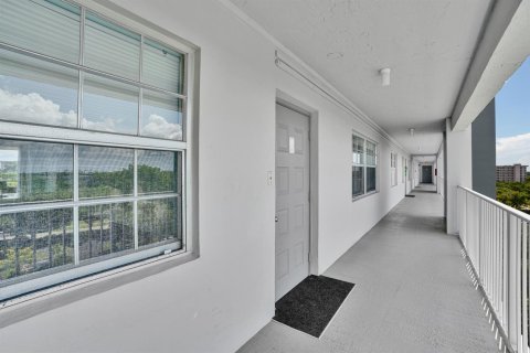 Condo in Pompano Beach, Florida, 2 bedrooms  № 2278955 - photo 22