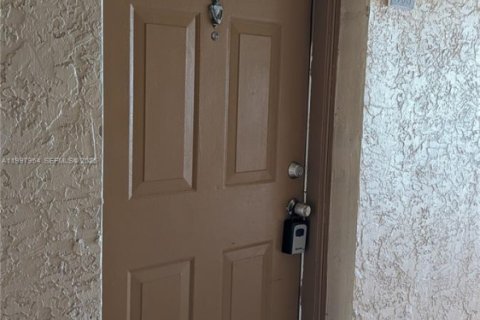 Apartamento en alquiler en Pembroke Pines, Florida, 1 dormitorio, 64.1 m2 № 2063309 - foto 3