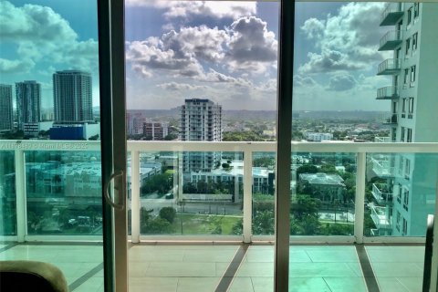 Condominio en alquiler en Miami, Florida, 2 dormitorios, 106.28 m2 № 1921758 - foto 1