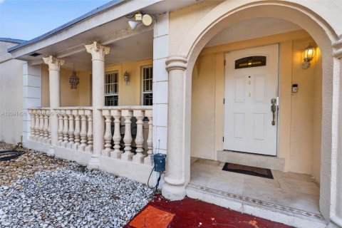 Villa ou maison à vendre à Miami, Floride: 3 chambres, 179.58 m2 № 2377085 - photo 2