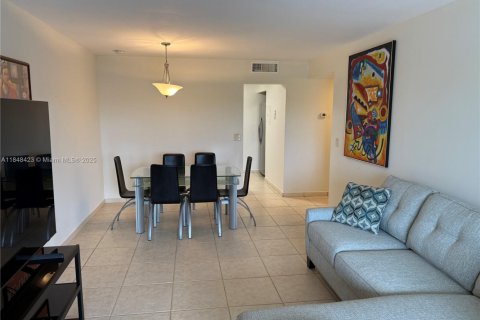 Condominio en alquiler en Miami, Florida, 1 dormitorio, 66.43 m2 № 1889180 - foto 2