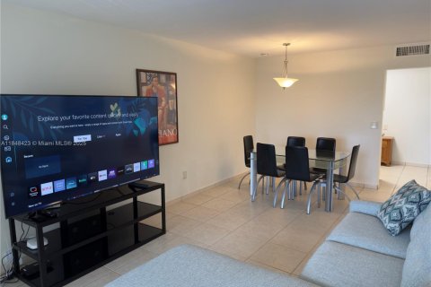 Condominio en alquiler en Miami, Florida, 1 dormitorio, 66.43 m2 № 1889180 - foto 3