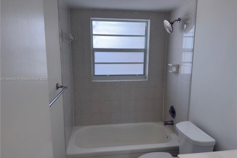 Condominio en alquiler en Miami, Florida, 1 dormitorio, 66.43 m2 № 1889180 - foto 17