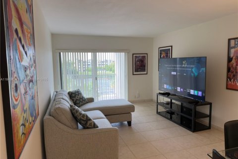 Condominio en alquiler en Miami, Florida, 1 dormitorio, 66.43 m2 № 1889180 - foto 1