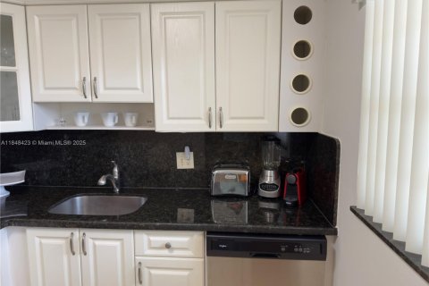 Condominio en alquiler en Miami, Florida, 1 dormitorio, 66.43 m2 № 1889180 - foto 10