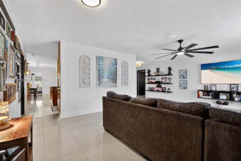 Villa ou maison à vendre à Tamarac, Floride: 4 chambres, 214.05 m2 № 2027234 - photo 3