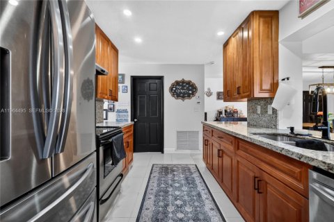 Villa ou maison à vendre à Tamarac, Floride: 4 chambres, 214.05 m2 № 2027234 - photo 7